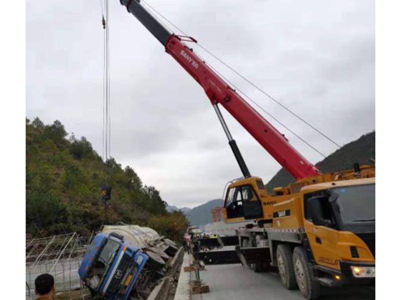吊車上路救援